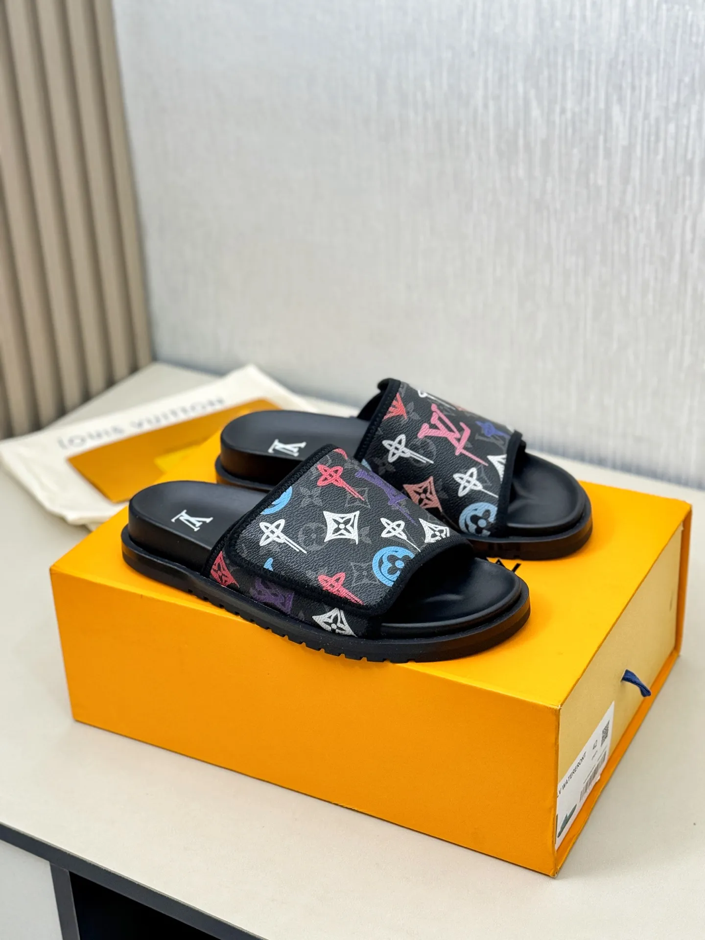 [L Home] P: 340💰Size: 38-45 Top purchasing agent lv men's summer slippers, classic presbyopia with Velcro, soft real leather lining, unique color splicing effect, distinctive personality, fashionable and trendy essential style, light and comfortable. Lightweight and tough rubber insole, micro ridged foam outsole, super comfortable!